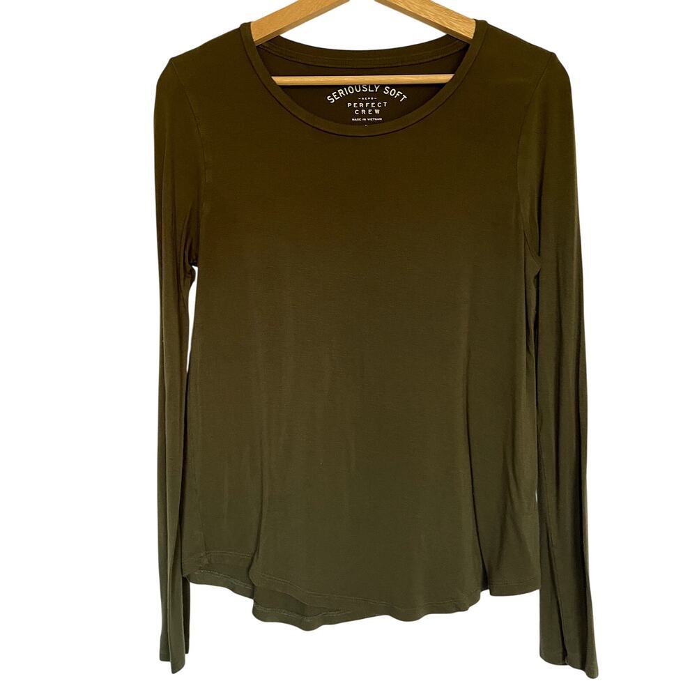 Aero seriously softโ perfect crew olive green long sleeved top women's size M